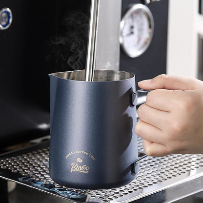 Milk Frothing Pitcher, 20OZ/600ML Stainless Steel Espresso Steaming Pitcher Coffee Milk Frother Cup with Handle and Scale