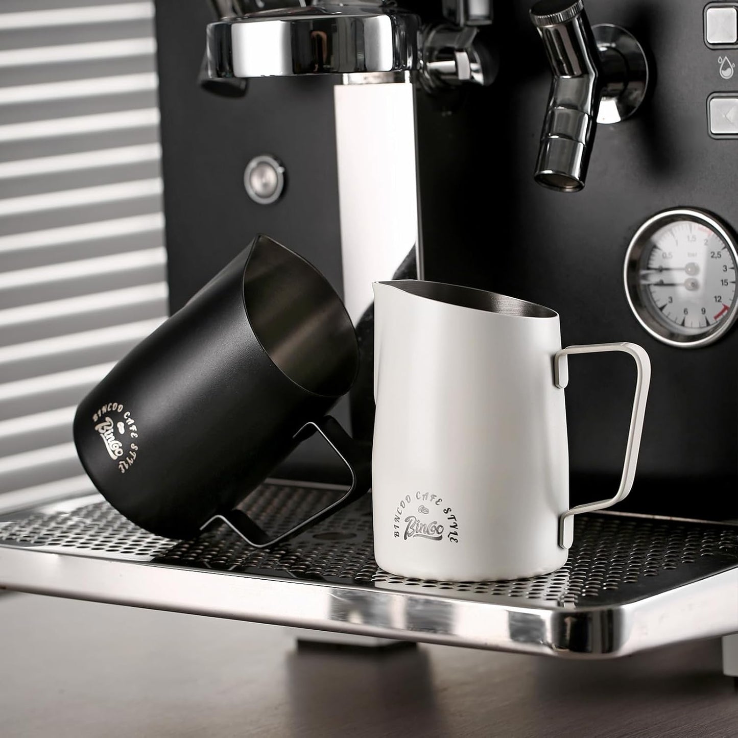 Milk Frothing Pitcher, 20OZ/600ML Stainless Steel Espresso Steaming Pitcher Coffee Milk Frother Cup with Handle and Scale (Black)