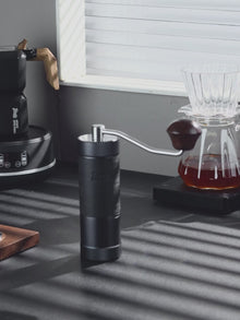【Exhibition】Bincoo GYKF1624 Manual Coffee Bean Grinder, Portable Hand Espresso Grinder with 6 Star CNC Stainless Steel Conical Burr,16 Internal Adjustable Setting and Double Bearing, Portable Carry Bag, 25g Capacity
